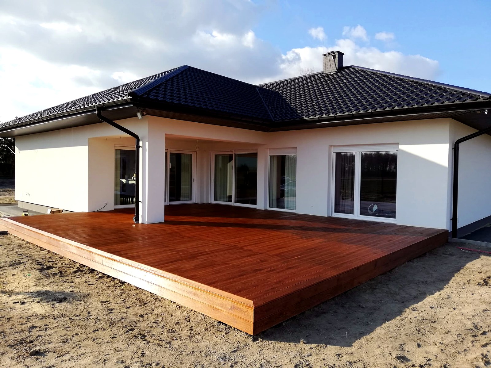 Duży taras drewniany wokół parterowego domu — realizacja GoldenWood