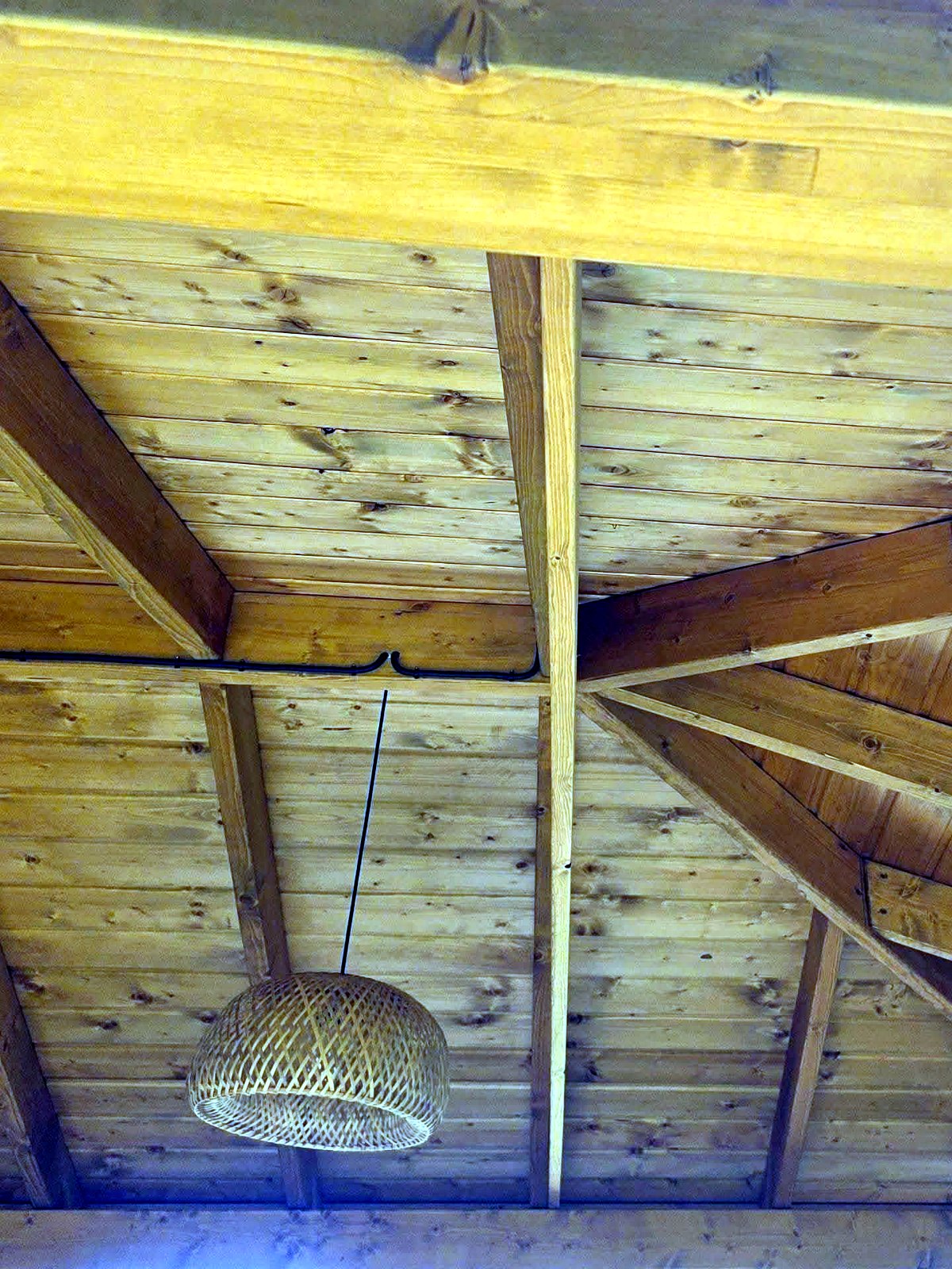Drewniany sufit altany z plecioną lampą — realizacja GoldenWood