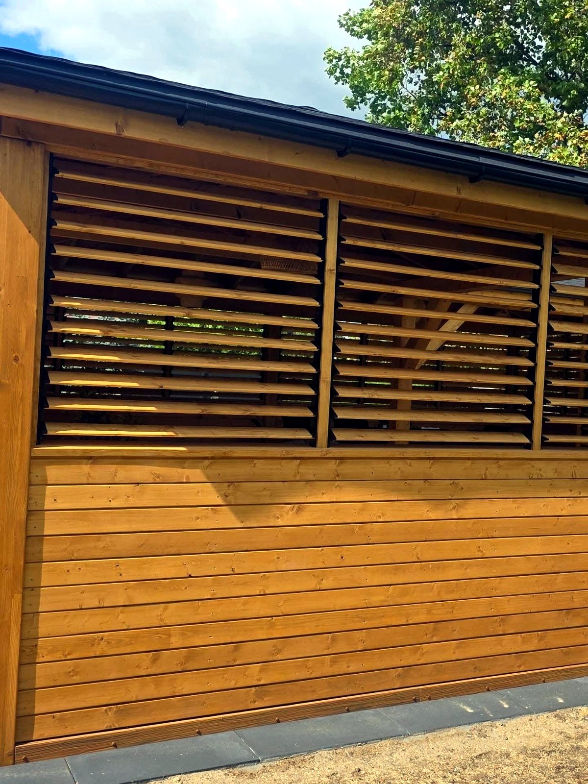 Ściana altany z boazerią i żaluzjami — realizacja GoldenWood