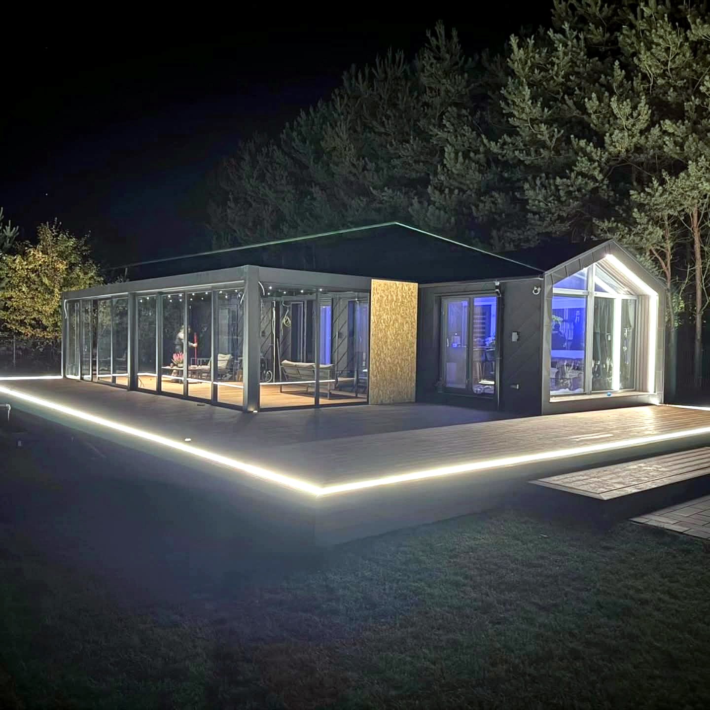 Podświetlony taras wieczorem — realizacja GoldenWood