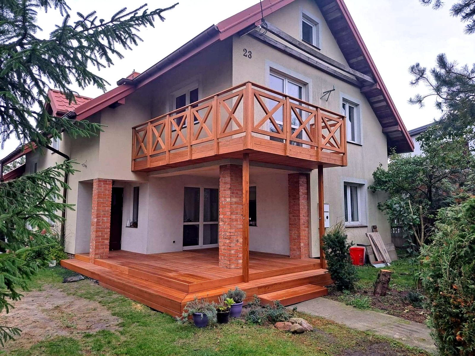 Dom z nowym tarasem i balustradą krzyżową — realizacja GoldenWood