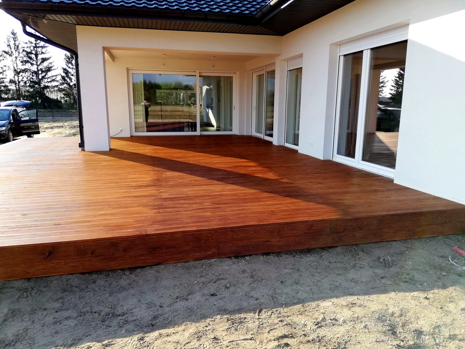 Narożny taras drewniany w słońcu — realizacja GoldenWood