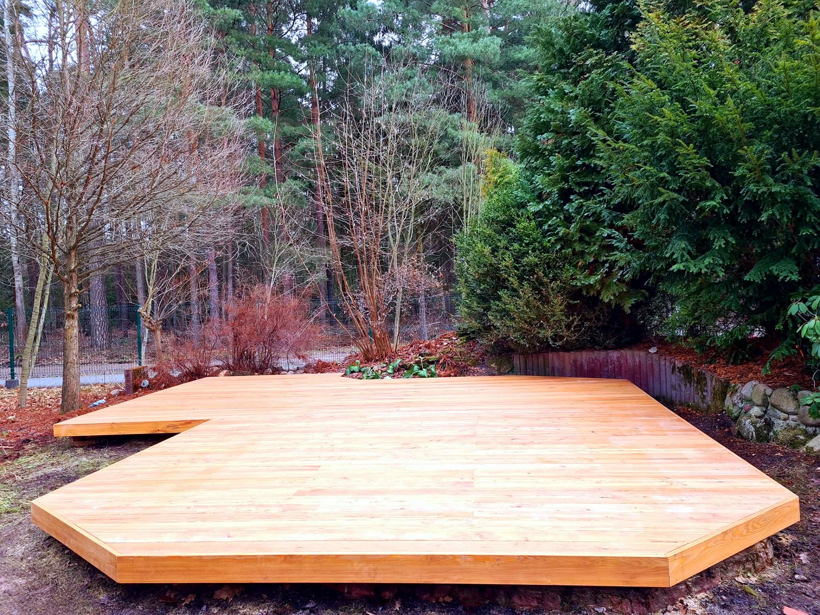 Taras z drewna modrzewiowego w leśnym ogrodzie — realizacja GoldenWood