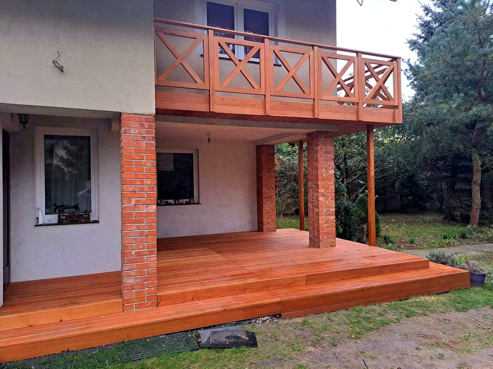 Taras z gankiem i drewnianym balkonem — realizacja GoldenWood