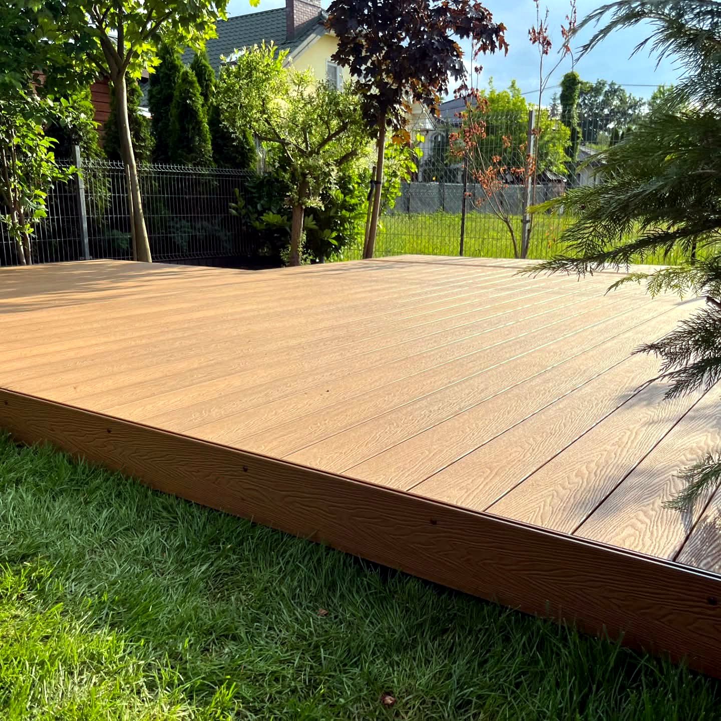 Detal deski kompozytowej i obrzeża tarasu — realizacja GoldenWood